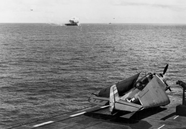 Вид с эскортного авианосца «Сэнгамон» на горящий эскортный авианосец «Суони», атакованного самолетом камикадзе. Октябрь, 1944 г.