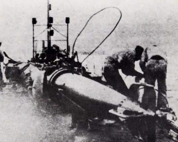 Подготовка человеко-торпеды «Кейтэн» к походу. 1945 г.