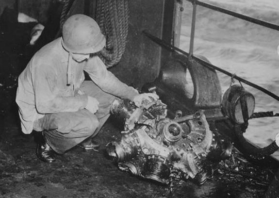 Фрагменты самолета камикадзе на авианосце «Суони». Октябрь, 1944 г.