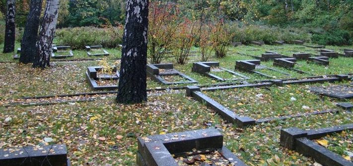 Братские могилы на кладбище.