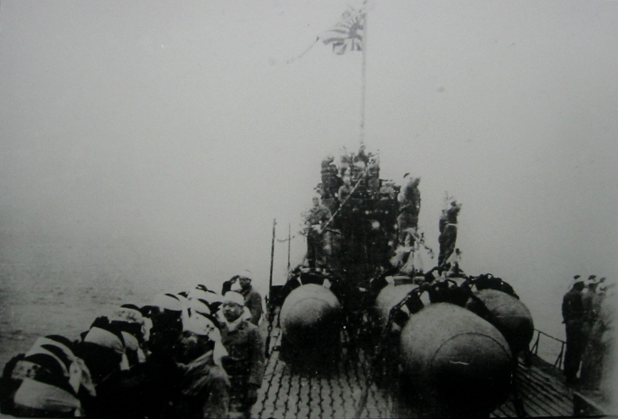 «Кейтэн» на палубе уходящей подводной лодки. 1945 г.