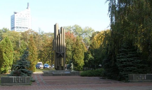 Мемориал погибшим сотрудникам и студентам Киевского инженерно-строительного института, установлен на Воздухофлотском проспекте, 31.