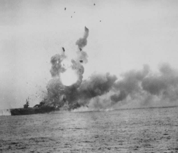 Пожар на американском эскортном авианосце «Сен-Ло» после атаки пилота-камикадзе в заливе Лейте (Филиппины). Октябрь, 1944 г.