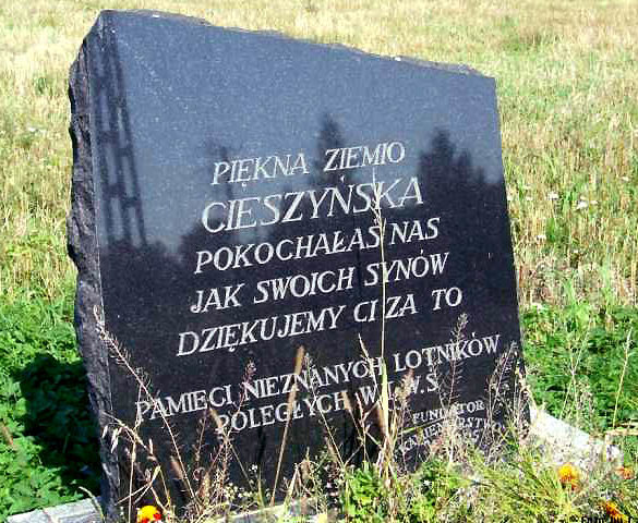 г. Хажлях, Цешинский повят. Братская могила, в которой похоронено три советских летчика, погибших в марте 1945 г. в бою при освобождении города.