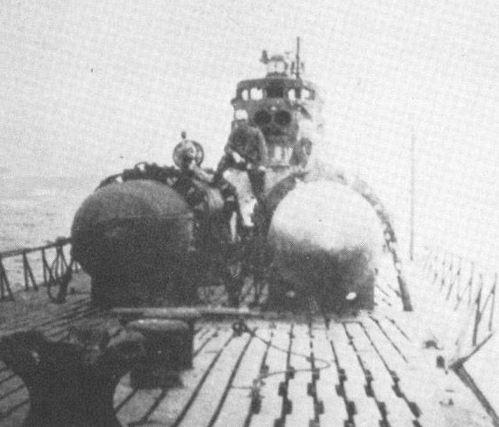 «Кейтэн» на палубе уходящей подводной лодки. 1945 г.