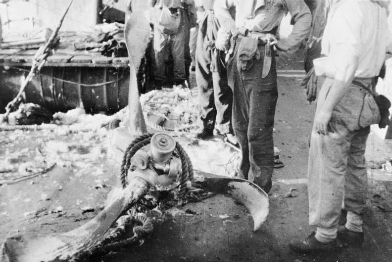 Остатки самолета-камикадзе, атаковавшего британский крейсер «Австралия». Октябрь, 1944 г.