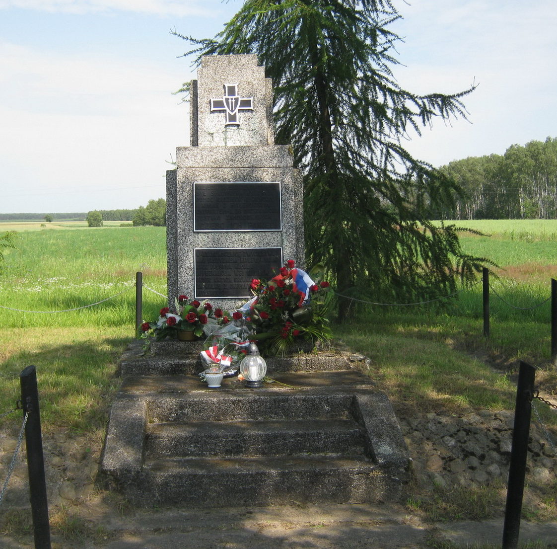 д. Калилув, гмина Бяла Подляска. Памятный знак погибшим польским гражданам в Шталаге-307.