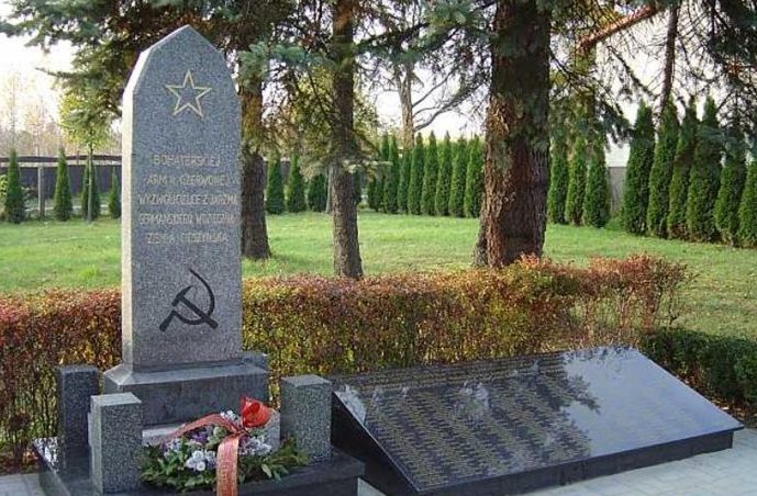г. Цешин. Памятник по улице Костюшки, установленный на братской могиле, в которой похоронен 331 советский воин, в т.ч. 68 неизвестных, погибших в годы войны. 