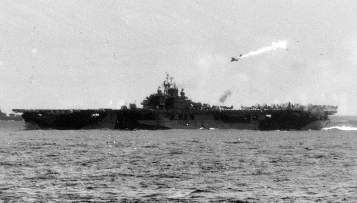 Горящий самолет камикадзе пикирует на американский авианосец «Эссекс». Ноябрь, 1944 г.