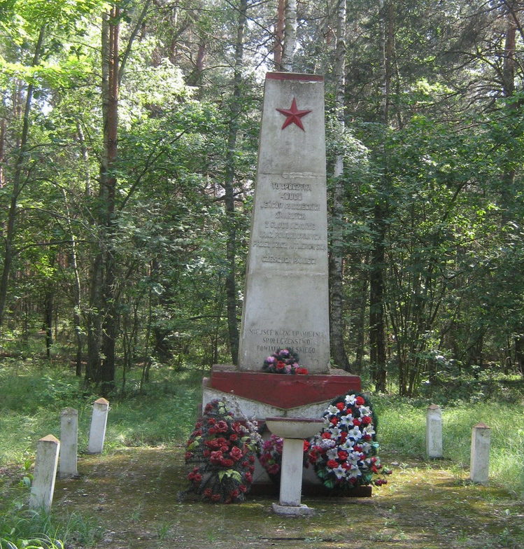 д. Холя, гмина Бяла Подляска. Обелиск на месте гибели 40 тысяч советских военнопленных из Шталага-307.
