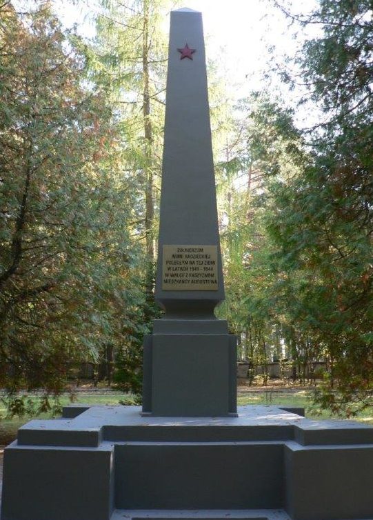 г. Аугустув. Памятник по улице Зажече на воинском кладбище, где похоронено 1 509 советских солдат, в т.ч. 774 неизвестных, погибших в годы войны. 