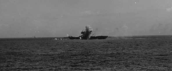 Взрыв на американском авианосце «Эссекс» после атаки камикадзе. Ноябрь, 1944 г.