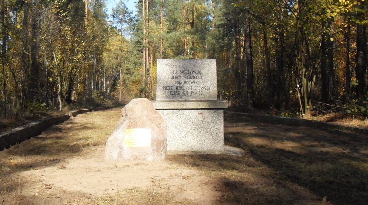 д. Холя, гмина Бяла Подляска. Памятник на месте филиала Фронтшталага - лагеря «В».