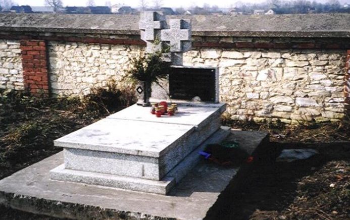 д. Лелюв, Ченстоховского повята. Памятник на кладбище, установленный на братской могиле, в которой похоронено 57 неизвестных советских воинов, погибших в годы войны.