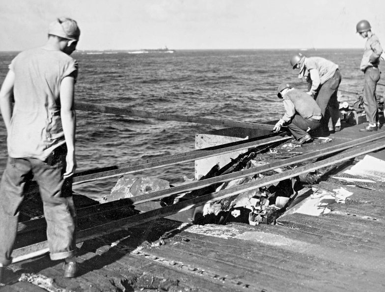 Ремонт палубы на американском авианосце «Эссекс» после атаки камикадзе. Ноябрь, 1944 г.