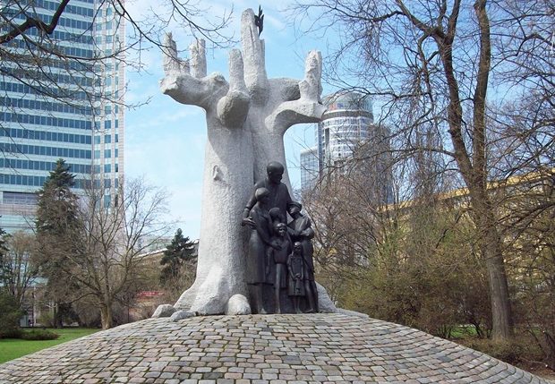 Общий вид памятника Янушу Корчаку.