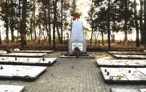 д. Любихово, повят Старогардский. Воинское кладбище в лесу, где захоронено 712 советских воинов.