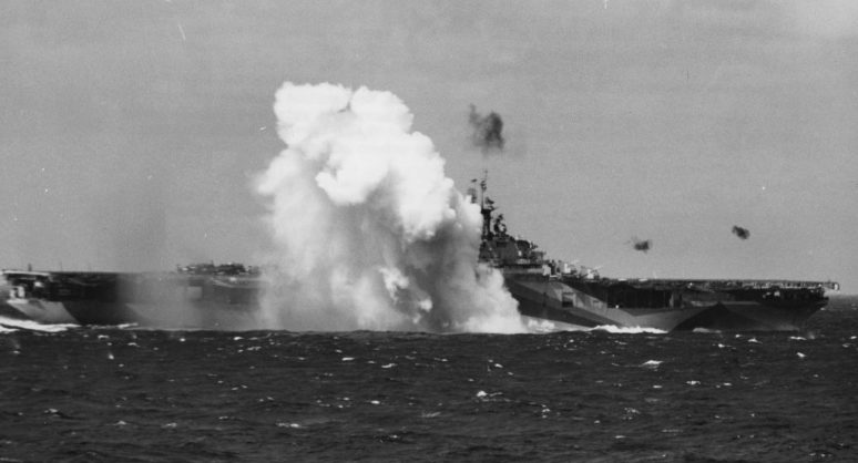 Падение самолета камикадзе у борта американского авианосца «Тикондерога». Ноябрь, 1944 г.