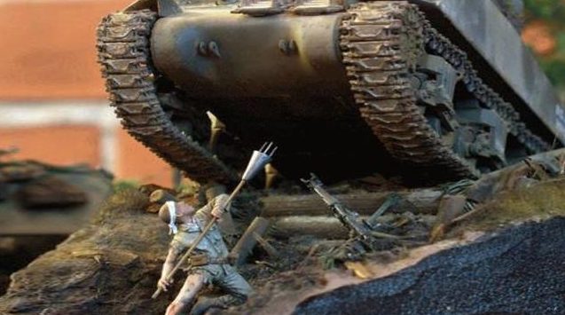 Атака танка шестовой миной.