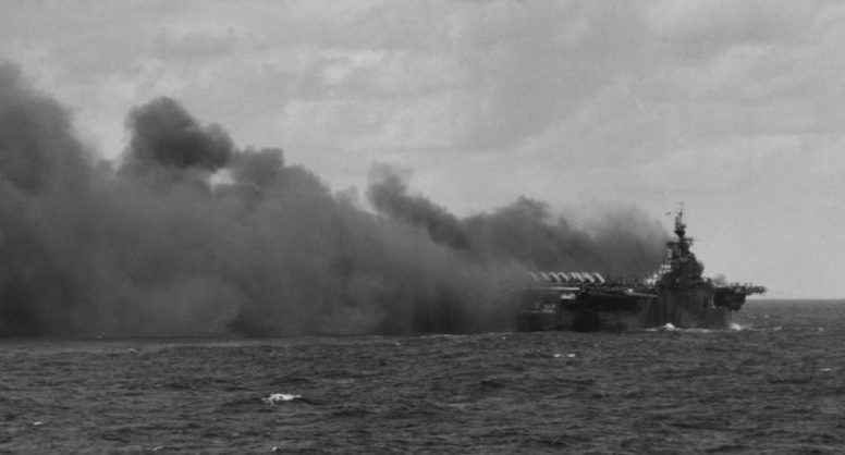 Авианосец «Тикодерога» после попадания второго камикадзе. Январь, 1945 г.