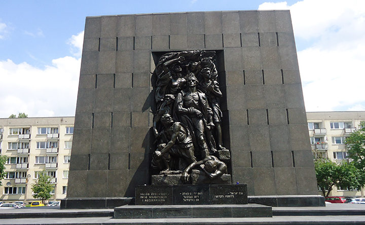 г. Варшава. Монумент жертвам Холокоста, установленный на пересечение улиц Слиска и Сиенна.
