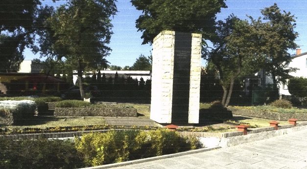г. Явожно. Памятник на братской могиле по улице Грюнвальдска, в которой похоронено 147 советских воинов, в т.ч. 31 неизвестный. 