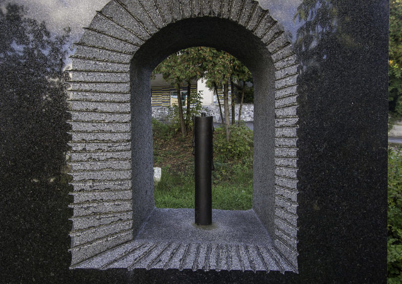Памятник находится на территории Павловской психиатрической больницы в память о расстрелянных в 1941 году 752 пациентах клиники в Бабьем яру.