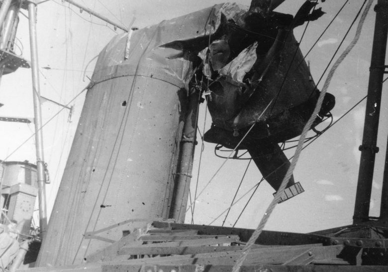 Труба австралийского тяжелого крейсера «Австралия», поврежденная в результате атаки камикадзе в заливе Лингаен. Январь 1945 г.