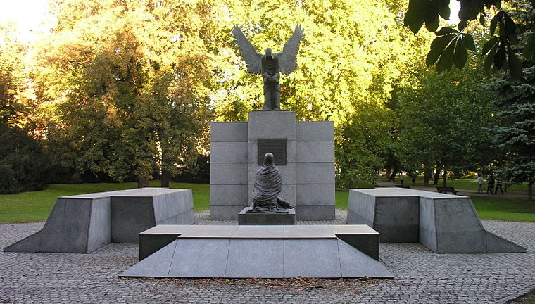 г. Вроцлав. Памятник жертвам Катыни, установленный в парке Juliusza Słowackiego недалеко от Музея национальной истории. Он был открыт 22 сентября 2000 года. Автор - Tadeusz Tchórzewski.