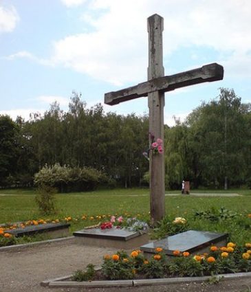 Памятный крест по улице Телиги Елены, 10 установленный в 1992 году в Бабьем яру на месте расстрела 621 члена ОУН.