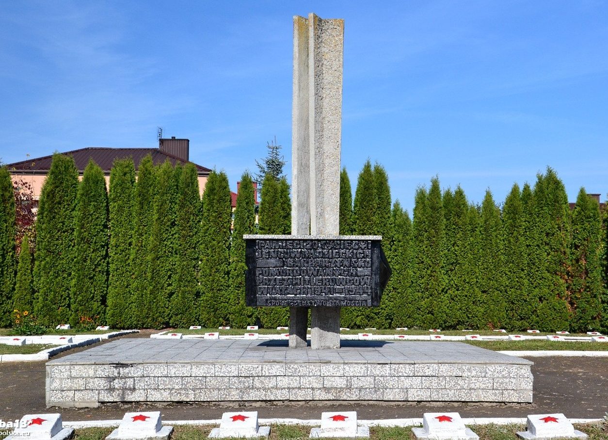 г. Замосць. Памятник на воинском кладбище по улице Менченникув Ротунды, где похоронено 6 543 советских воинов, в т.ч. 6 405 неизвестных, погибших в годы войны. 