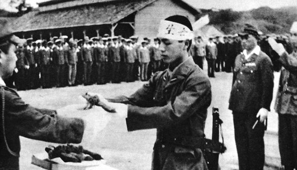 Лейтенант Масару Мизуи из отряда пилотов-смертников «Кейтэн» получает холодное оружие из рук командующего флотом. 1945 г.