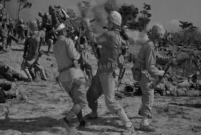 Банзай-атака. Кадры из американского фильма «Битва навсегда» (1960 г). 