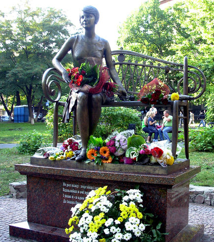 Памятник Елене Телиге на «Студенческой поляне» на территории студгородка Киевского политехнического института (КПИ).