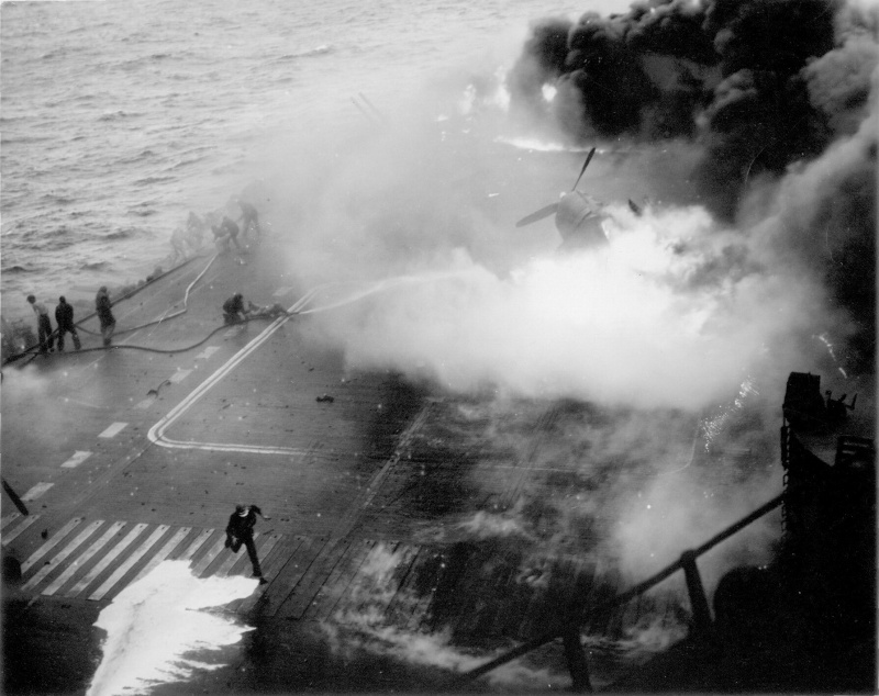 Палуба американского авианосца «Саратога» после атаки самолетом камикадзе. Февраль, 1945 г.