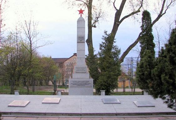 г. Тчев. Памятник на братской могиле по улице 30 Стычня, в которой похоронено 469 советских воинов, в т.ч. 357 неизвестных, погибших в годы войны.