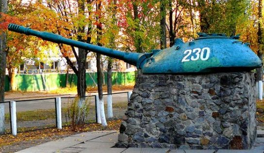 Памятник воинам-танкистам по улице генерала Наумова 35б, которые погибли в 1941-1943 годах во время обороны и освобождения Киева. Башня танка установлена в 1984 году на территории школы №230.