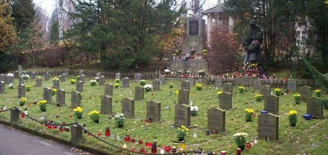 г. Еленя-Гура. Воинское кладбище по улице Судецка, где похоронено 64 советских воина, в т.ч. 9 неизвестных, погибших в годы войны. 