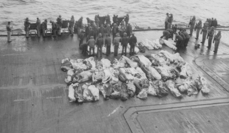 Похороны моряков американского авианосца «Саратога», погибших в результате атаки камикадзе. Февраль, 1945 г.