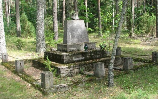 д. Колесьне, Белостокского повята. Памятник на братской могиле, в которой похоронено 11 воинов, в т.ч. 10 неизвестных. 