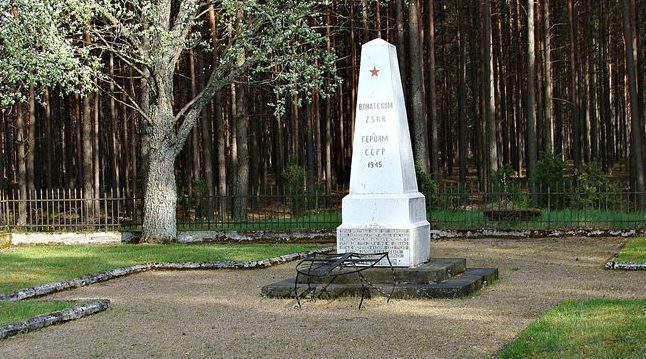 д. Кашубьян, повят Хойницкий. Памятник на братской могиле, в которой похоронено 387 советских воинов, в т.ч. 362 неизвестных. 