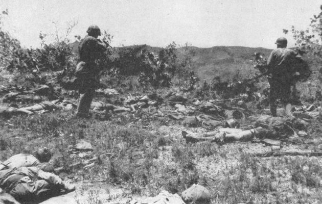 Американцы осматривают поле боя после банзай-атаки.