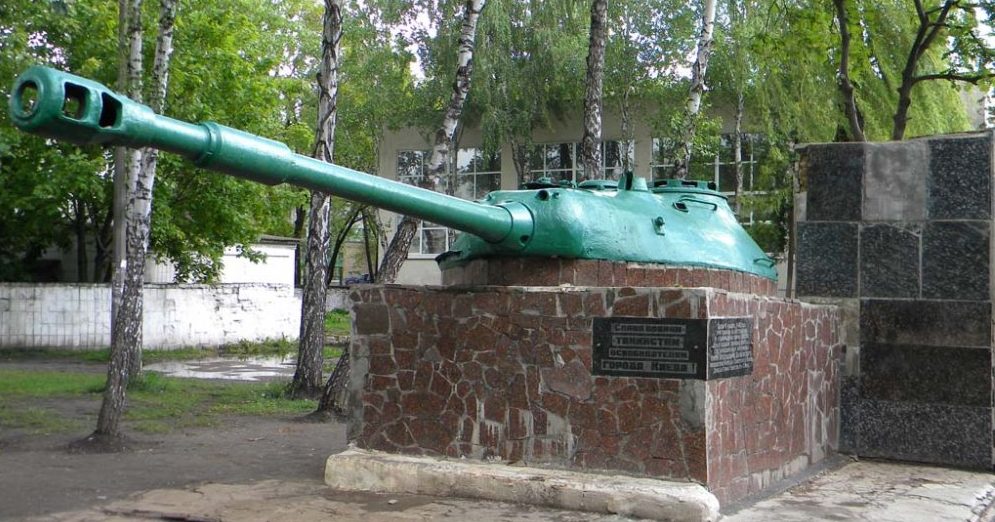 Памятный знак воинам 91-й отдельной танковой бригады по улице маршала Якубовского 7б, установлен на территории школы № 220 в честь воинов освободителей города.