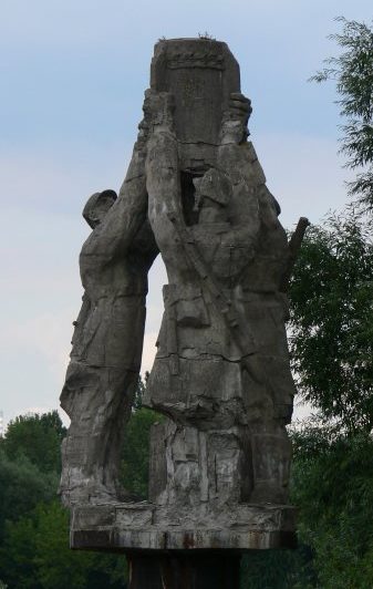 Скульптура мемориала «Слава сапёрам».