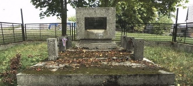 с. Раджехув, гмина Загродно. Памятник на братской могиле, в которой похоронено 2 неизвестных советских воина, погибших в годы войны.