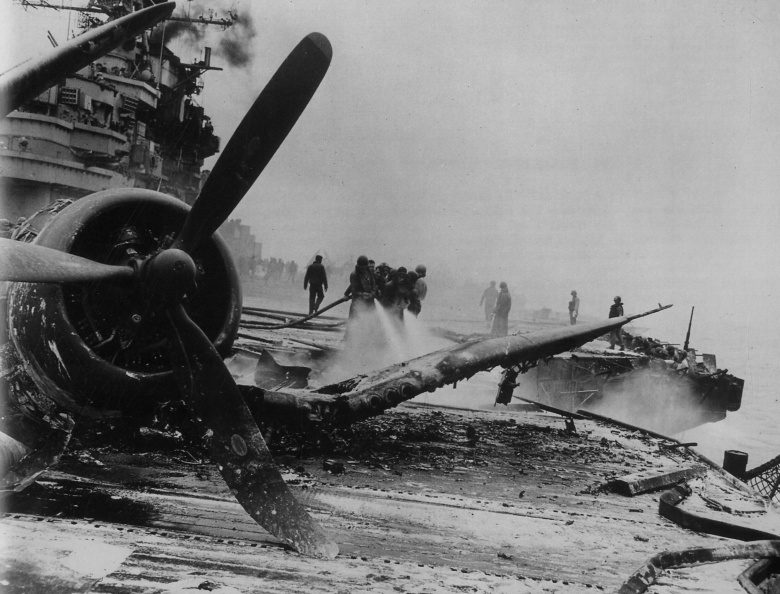 Палуба американского авианосца «Хэнкок» после атаки самолета-камикадзе в сражение за Окинаву. Апрель, 1945 г.