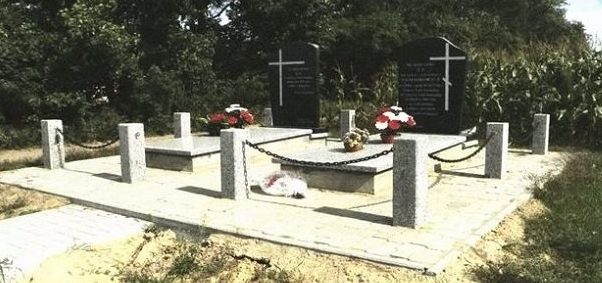 д. Лиза Стара, Белостокского повята. Памятники на братских могилах, в которых похоронено 19 воинов, погибших в годы войны. 