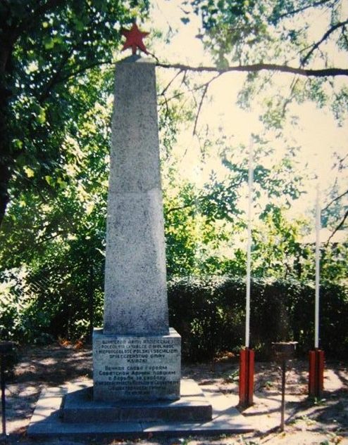 д. Ксенжки, Вомбжезненский повят. Обелиск на братской могиле, в которой похоронено 156 советских воинов.