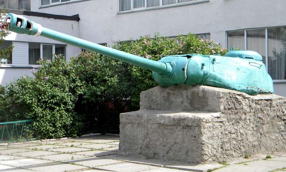 Башня тяжелого танка ИС-2 по улице Северная 8, установлена на территории школы №170 в честь танкистов-освободителей города.