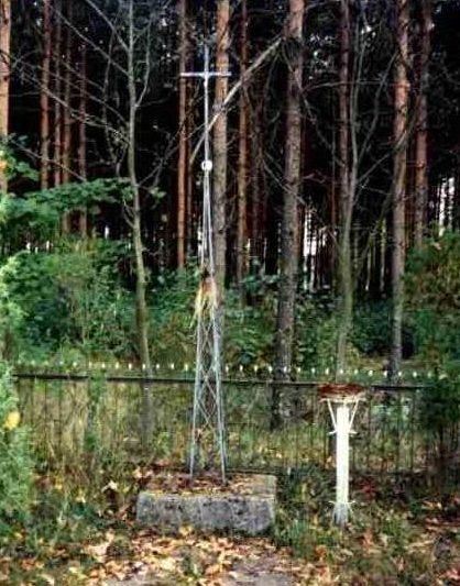 д. Михалово, Белостокского повята. Братские могилы в лесу, где захоронено 13 военнопленных.
